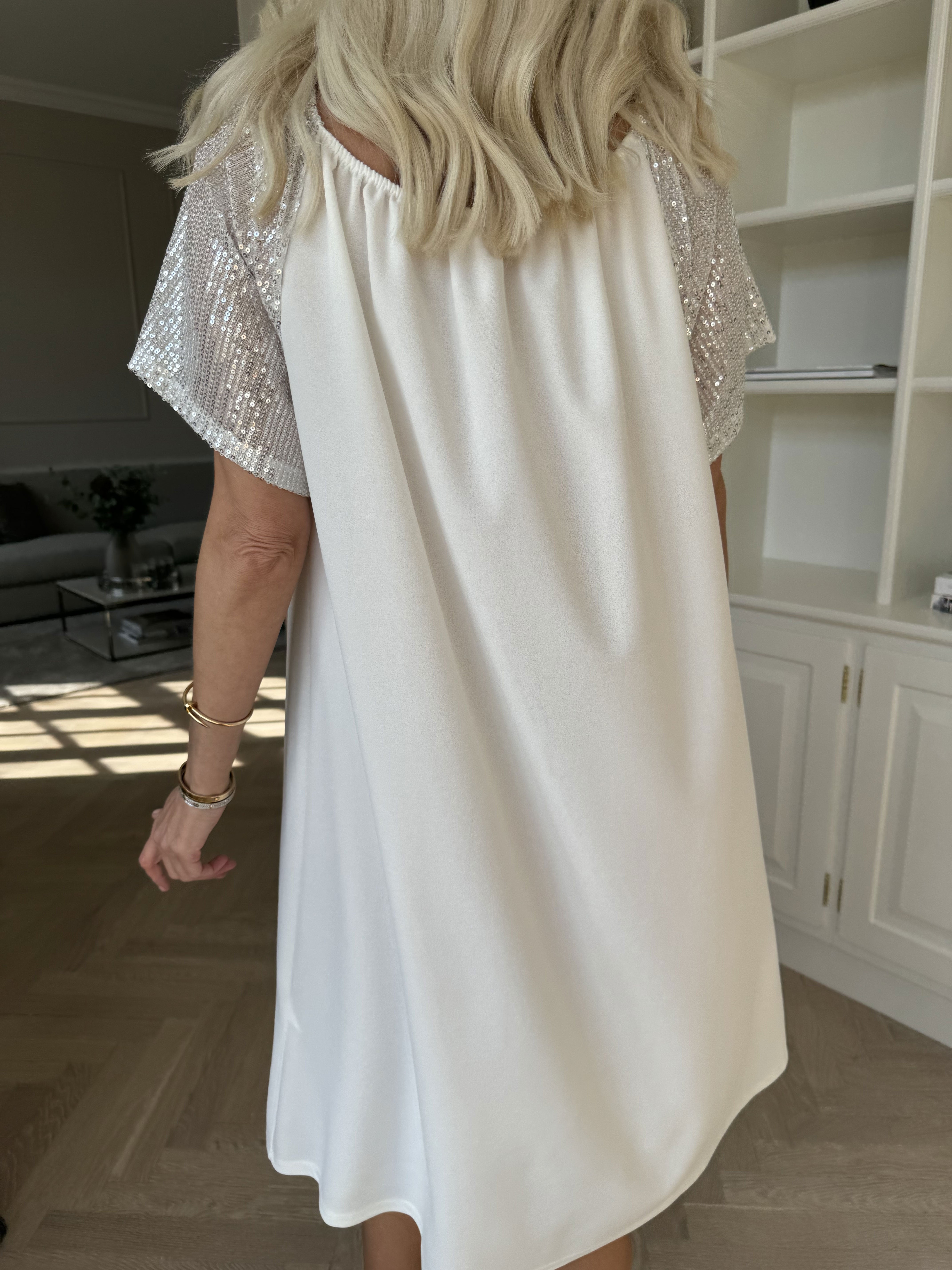 Kim - Sød elastisk kjole med pailletærmer